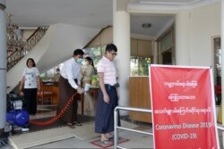 ပိုးသတ်ဆေးဖျန်းနေတဲ့ ကော်ဖီဆိုင်မှ ဝန်ထမ်းတဦး (မတ် ၂၆၊ ၂၀၂၀)