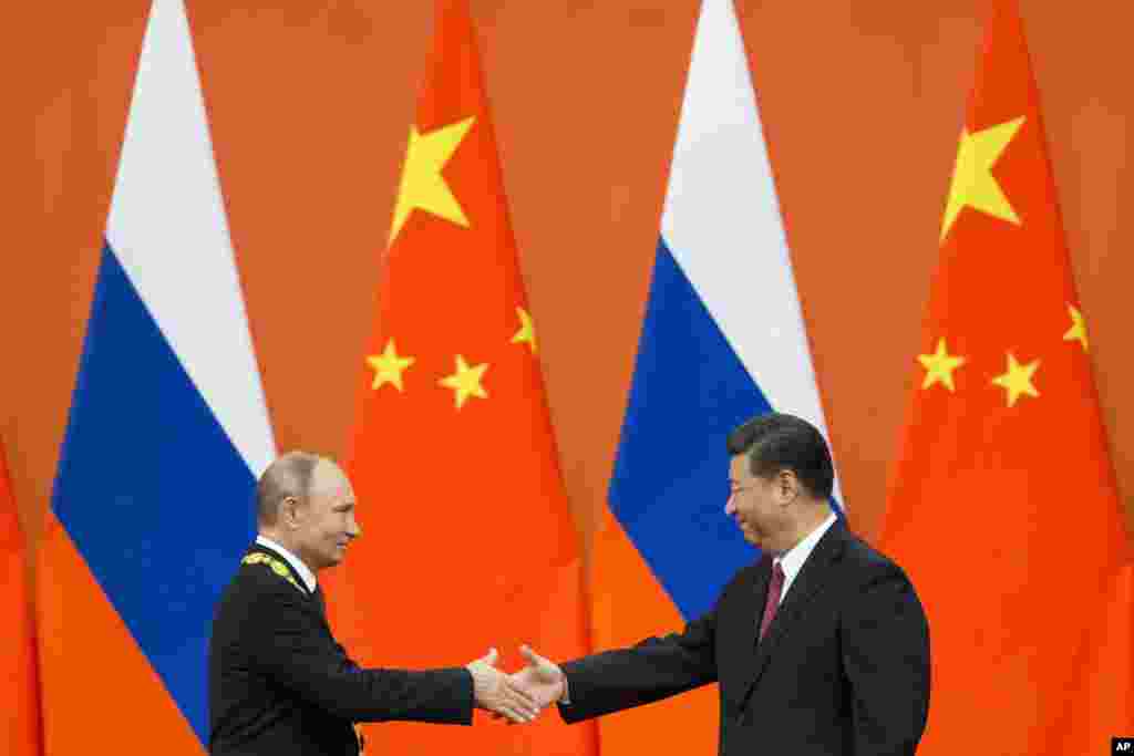 美国德克萨斯圣爱德华大学国防安全研究教授谢乐尔·克劳斯(Sharyl Cross)认为,今后10年中俄关系会进一步加强。她说,普京为自己谋求到另一个六年任期以及习近平修改宪法,让自己有可能终身任职,会让两人关系更加密切;两人还有其他共同点,都是民族主义者、都试图抵御西方价值观以及致力于削减美国的影响、都惧怕颜色革命。