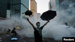 9月28日,香港占中抗议者与警方发生冲突,警察使用催泪弹驱散学生。