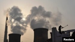 中国湖北襄樊郊外的发电厂(资料照)