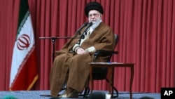 资料照:伊朗最高领袖哈梅内伊在德黑兰出席会议。(2024年12月17日)