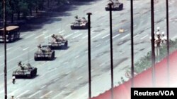 资料照:在中国当局动用武力镇压参加天安门民主运动的学生期间,一名中国青年在北京长安街只身挡住一队坦克。(1989年6月5日)