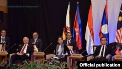 ဒေါ်အောင်ဆန်းစုကြည် အာဆီယံအစည်းအဝေး တက်ရောက်နေစဉ်