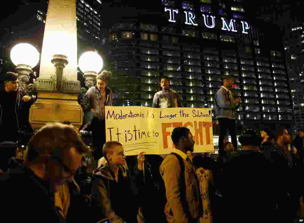 抗议川普当选者在芝加哥的川普大楼前示威（2016年11月9日）