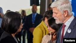 捷克总统帕维尔(Petr Pavel)在布拉格欢迎台湾前总统蔡英文到访。(2024年10月14日)