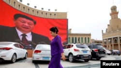 资料照片:新疆喀什的主要广场显示中共领导人习近平的巨大屏幕。(2018年9月6日)