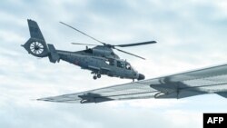 Chiếc trực thăng mà phía Philippines nói là của hải quân Trung Quốc bay gần máy bay của Philippines.