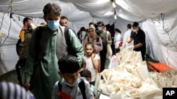 资料照片:撤离阿富汗的阿富汗难民抵达阿尔巴尼亚,等待审理前来美国(2021年8月27日)