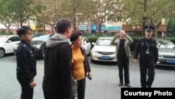 上海冯正虎的助选人遭警察盘查带走(网络图片)