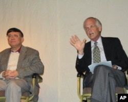 学者林培瑞(右)和宋永毅(美国之音容易拍摄)