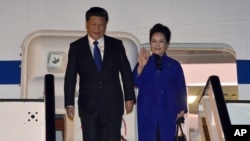 中国国家主席习近平和夫人彭丽媛抵达伦敦希思罗机场。(2015年10月19日)