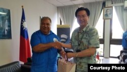 台湾外交部长吴钊燮访问瑙鲁参加太平洋岛国论坛年会相关活动时,与瑙鲁总统巴伦·瓦卡会面(台湾外交部推特帐号)
