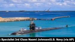 资料照片:由美国海军提供的这张照片中,洛杉矶级俄克拉荷马城号快速攻击潜艇(SSN 723)正返回关岛美国海军基地。(2021年8月19日)