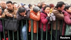 资料照:中国访民在北京的国家信访局前排起长队告状。(2016年3月4日)