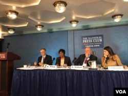 前联合国人权事务高级专员纳瓦尼特姆·皮莱(左二)(美国之音许宁摄)