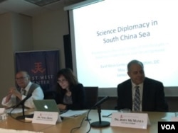 詹姆斯·波顿(左)、洪农(中)和约翰·麦克马纳斯(右)在东西中心关于南中国海环境安全的的讨论会上
