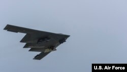 美国一架B-2战略轰炸机2016年8月16日在亚太地区执行任务) (美国空军照片)
