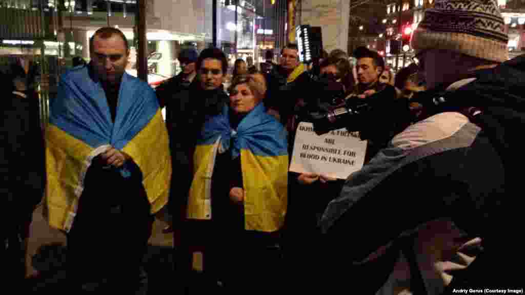 Лондон. Пікет квартир Ахметова і Оксани Калетник