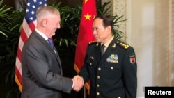 美防长马蒂斯与中国国防部长魏凤和在新加坡举行会晤。 (2018年10月18日)