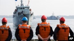 Члени екіпажу норвезького судна Valkyrien на фоні бельгійського тральника Belis (ліворуч) і норвезького тральника Otra (праворуч). AP Photo/Gero Breloer