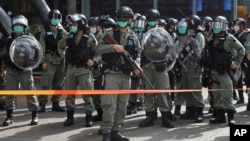 香港防暴警察被部署在一个商场外严防支持民主的民众在五一劳动节举行抗议活动。(2020年5月1日)