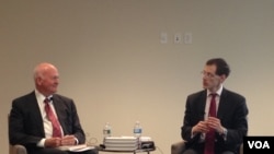 白邦瑞(左)在“自由之家”的新书座谈会上(美国之音莫雨拍摄)