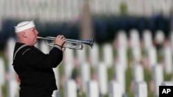 2017年5月28日在洛根国家公墓向退伍军人致敬。