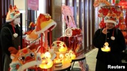 上海豫园一名商贩在春节钱售卖蛇年玩具灯。(2025年1月23日)