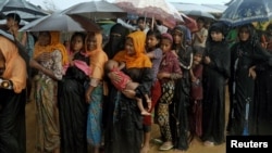 Kutuplaong ဒုက္ခသည်စခန်းတွေ အကူအညီပစ္စည်းများ ရယူရန် တန်းစီ စောင့်ဆိုင်းနေသည့် ရိုဟင်ဂျာ ဒုက္ခသည်များ။ အောက်တိုဘာလ ၁၂၊ ၂၀၁၇။