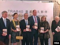 前众议员沃尔夫(右一)在双橡园出席《台湾关系法》 40周年纪念活动时与台湾驻美代表高硕泰和现任美国议员们合影。(2019年3月6日)