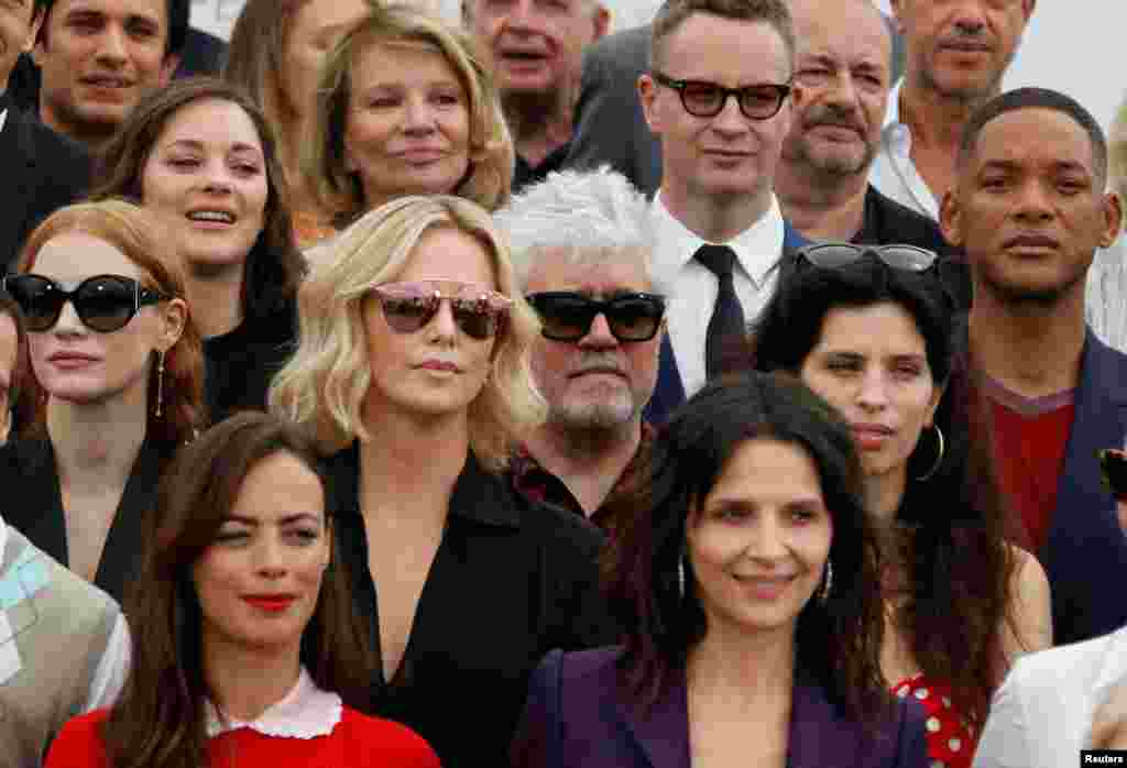 第70届戛纳国际电影节的部分评委,过去戛纳的部分获奖者合影(2017年5月23日)