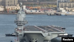 中国自主建造的第一艘航空母舰山东号于2019年11月14日驶离辽宁省大连港口,进行第九次试航。