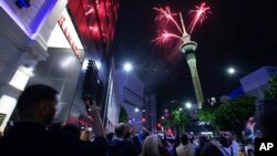 资料照片: 2024年1月1日新西兰奥克兰放烟花庆祝新年