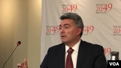 美国国会参议院外交委员会亚太小组委员会主席加德纳2019年3月14日在2049项目研究所及全球台湾研究中心美台关系研讨会上发表讲话(美国之音钟辰芳拍摄)