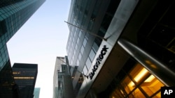 资料照片:美国贝莱德基金管理公司在纽约的总部大楼。(美联社照片)