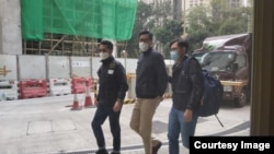 去年参与民主派35+立法会初选的民主党前立法会议员林卓廷(中)1月6日早上被警方上门拘捕。(林卓廷社交网站图片)