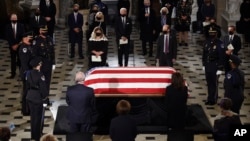 ကွယ်လွန်သူ တရားသူကြီး Ginsburg ရုပ်အလောင်းကို လွှတ်တော်အဆောက်အဦးမှာ ဂါရပြု