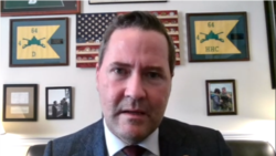 共和党联邦众议员华尔兹举办线上记者会宣布推出法案,制裁国际奥委会。(记者会视频截图)