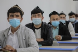 资料照:中国政府组织外国记者参观新疆乌鲁木齐伊斯兰学校里的少数民族学生上课。(2021年4月22日)