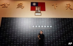 在台湾台北举行的第55届金马奖典礼上,中国导演张艺谋以《影》获最佳导演奖(2018年11月17日)。