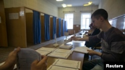在乌克兰东部城市斯洛文斯克,选举委员会工作人员在星期日的公投前清点选票