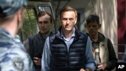 俄罗斯反对党领袖阿列克谢·纳瓦尔尼（Alexei Navalny）2018年5月11日在莫斯科举行的抗议活动中被捕后抵达法院。