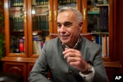 罗马尼亚总统选举独立候选人卡林·乔治斯库(Calin Georgescu)在罗马尼亚伊兹沃拉尼接受美联社采访。(2022年12月4日)