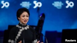 资料照片:在瑞士达沃斯举行的第50届世界经济论坛(WEF)开幕式上,中国舞蹈家、电视明星金星在接受“水晶奖”时发表讲话。(2020年1月20日)