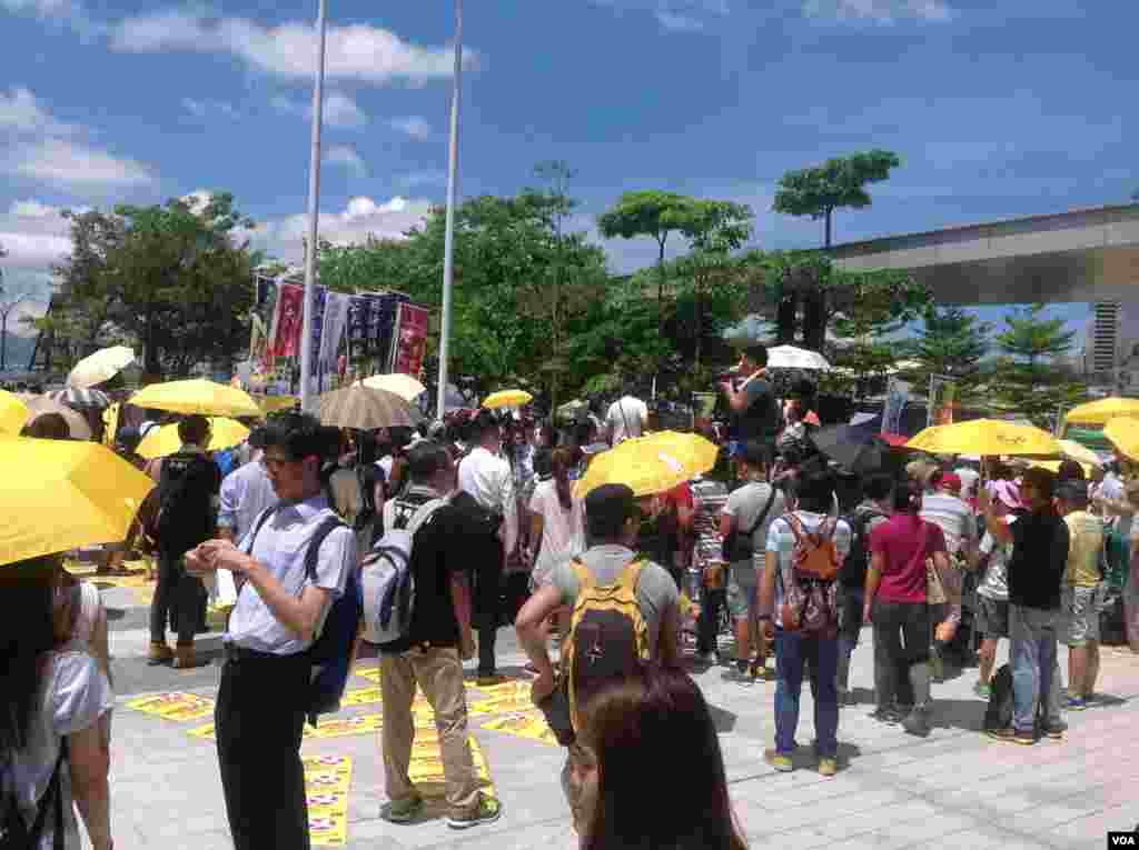 香港立法会否决2017年特首选举方案(美国之音海彦拍摄)