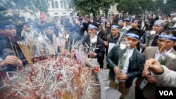 越南数十名抗议者星期二在河内市中心集会,纪念1974年的黄沙海战(中国称西沙之战)42周年(2016年1月19日)。