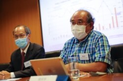 11月26日,香港民意研究所副总裁钟剑华(右一)表示,港府未处理根源问题,难以引起公众好感。(美国之音王四维拍摄)