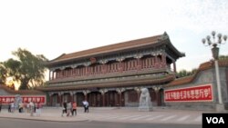 中国权力中枢所在地中南海的大门新华门,两侧有“伟大的中国共产党万岁”、“战无不胜的毛泽东思想万岁”的标语