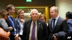 欧盟外交政策负责人何塞普·博雷利(中)于2023年11月13日抵达布鲁塞尔欧洲理事会大楼参加欧盟外交部长会议。欧盟外长当天齐聚一堂,讨论乌克兰局势和以哈战争。 (美联社图片)