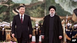 2023年2月14日,中国国家主席习近平在北京人民大会堂同在中国进行国事访问的伊朗总统莱希举行会谈前,习近平在人民大会堂北大厅为莱希举行欢迎仪式(资料照片)